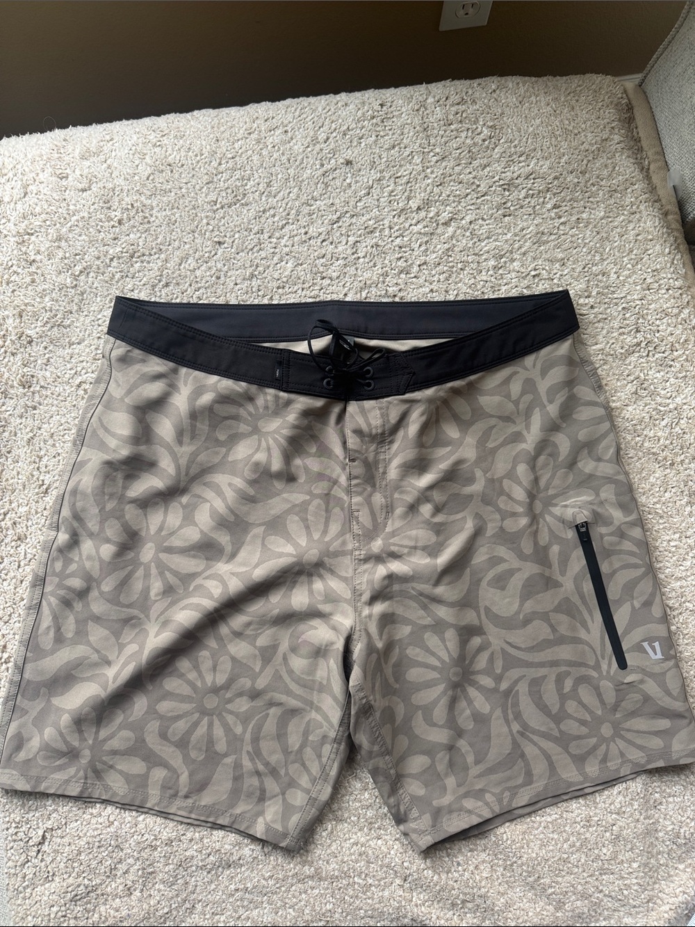 Vuori infinity board shorts in taupe big samba pattern size 36 8.5” inseam.